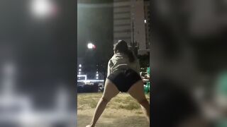 엉덩이 지리는 돌핀팬츠녀 놀이터에서 트월킹