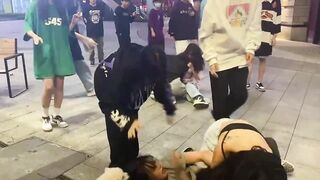 길거리 싸우는년들
