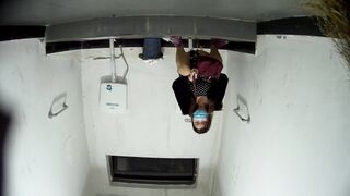 非常に珍しいトイレショット✅我慢できずにズボンのポケットを蛇口のように引っ張る5ビット8V ipcam (1)