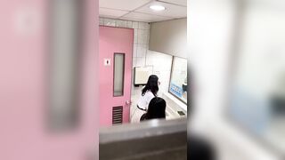 女子トイレに隠れて、放課後に生徒たちがおしっこをしている様子をこっそり撮影。多くの生徒はオマ○コを拭かないんです ipcam (30)