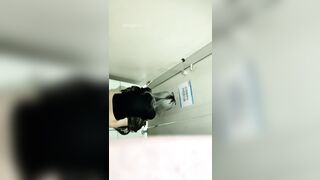【絶頂トイレ撮影】若いマンコを写すために大学ダンス部のトイレで手コキ撮影～第三期8名【某部屋のオリジナル版】 ipcam (7)
