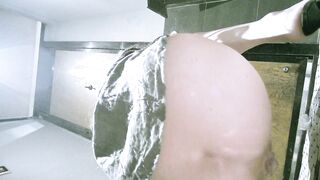 [トイレショット] セクシーなハイヒールを履き、ウェーブヘアのネットセレブが後ろから排便する ipcam (2)