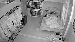 【破解摄像头】夫妻在厨房做爱被女儿撞见 当场社死！92V[某房原版] ipcam (10)