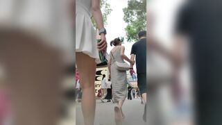 白いドレスを着た若い女性がボーイフレンドと一緒に買い物に来ています。彼女は白い下着を身につけています。白いドレスを着た若い女性がボーイ ipcam 1