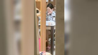 最近流出したプライベート写真には、客室乗務員が寮で着替えたり、バスルーム内のトイレシャワーを使用したりしている様子を密かに撮影してい ipcam 2 (8)