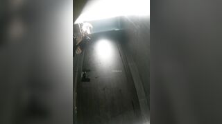 バーの後ろで撮影：多くの若い女性が排尿するためにかがんでいる。（2） toilet (12)