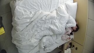 1-10 ホテルの隠しカメラ映像流出❤️ 優秀な学生カップル：メガネをかけた女の子が彼氏のオナニーを手伝い、彼氏は彼女の肛門を引っ張って調べ china ipcam (2)