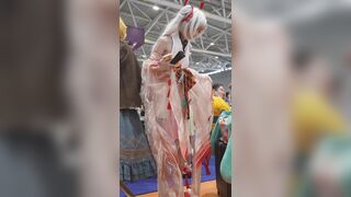 制服姿のコスプレイヤー4人組が博覧会を巡る……黒ストッキングと白ランジェリー姿のキュートな若い女性が男装に挑戦 ipcam 3