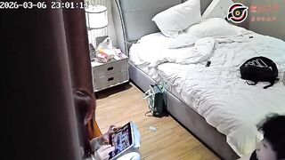 ホテルの隠し撮り：メガネ姿の「淫乱女子大生」、椅子に座って両足を抱え込み、彼氏にその締まりのいいマンコを激しく犯される ipcam 12