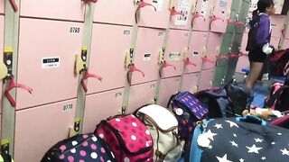 大学の「クズ女」が親友を裏切る：ルームメイトを隠し撮り（第9部） — 大学のプール・女子更衣室：着替え中の様々な女子学生たち ＋ 女子トイレ ipcam (8)
