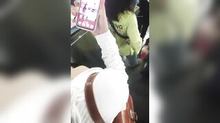 地下鉄駅でのスカートの中と谷間ショット――巨乳と小さな乳首！ ipcam 6 07-020526