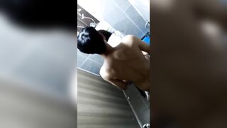 친구 밖에 망보게 하고 화장실 칸에서 ㅅㅅ하는 커플